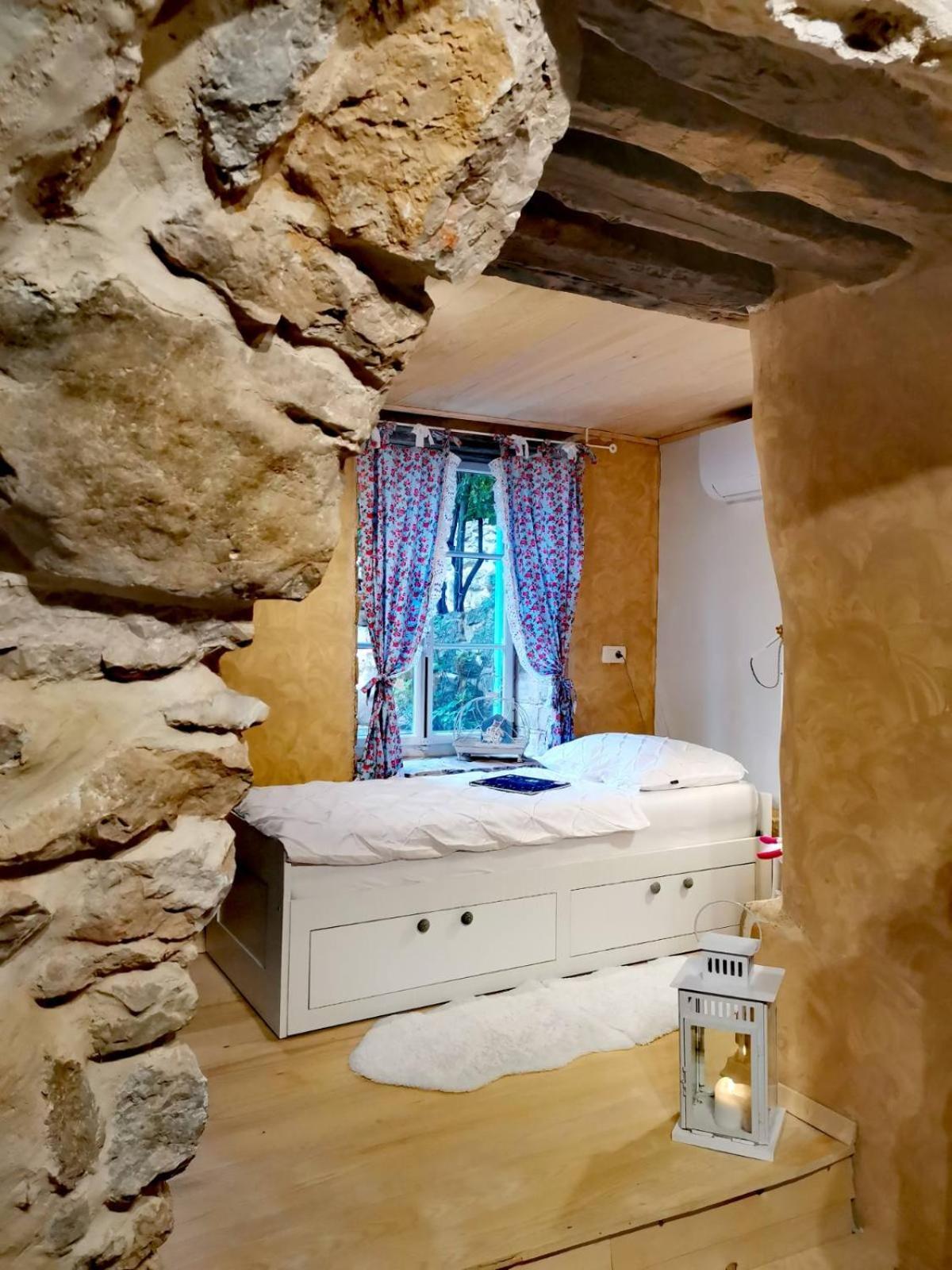 Villa Festina Lente - Cosy & Authentic Villa With Private Heated Pool Dobrinj Exterior foto
